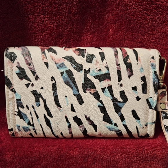 Betsey Johnson Xocelly-B Wristlet Wallet Very Light Pink & Animal Print Tri-fold - Picture 9 of 12